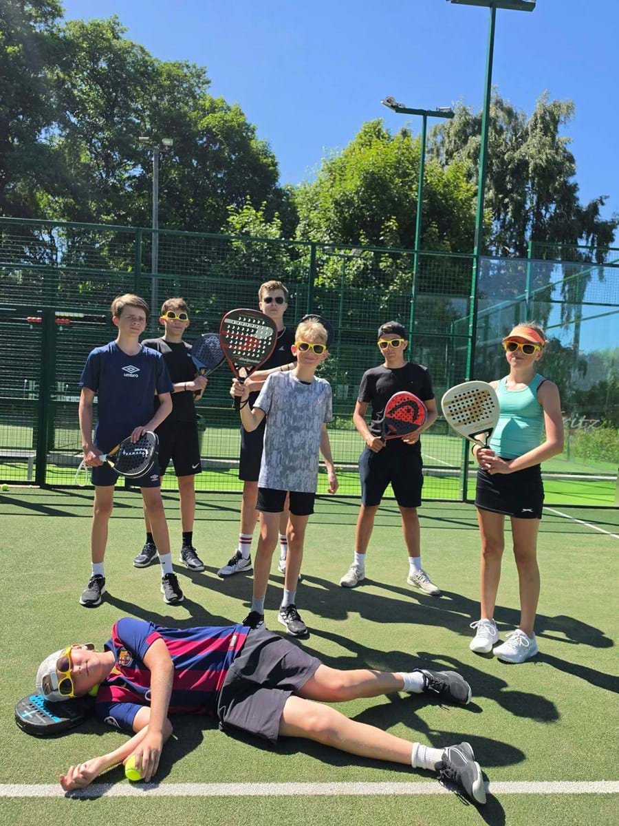 Ungdomar med padelracketar på banan hos Halmstad PadelClub