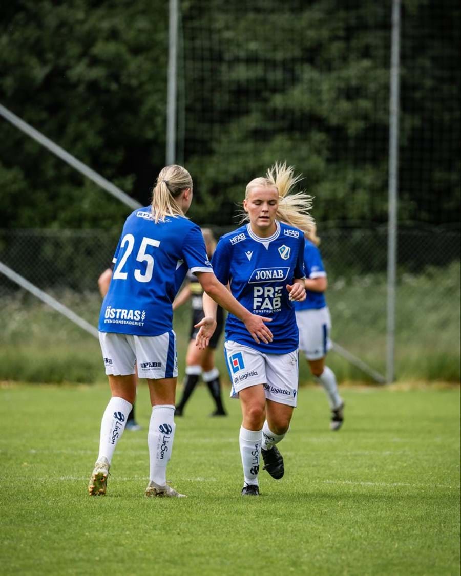 Två spelare i Halmstads BK:s damlag gör high five under en match